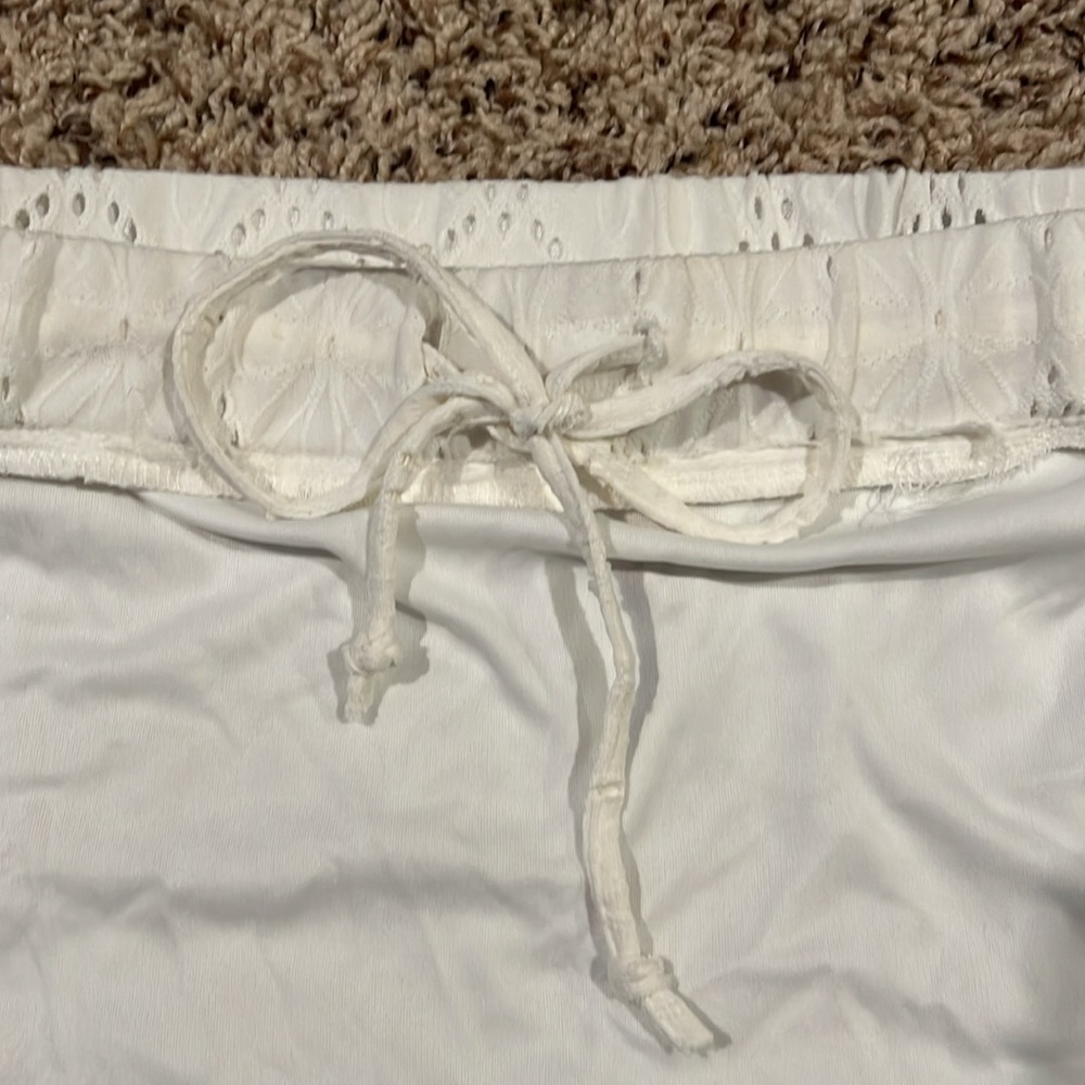 🆑FINAL PRICE‼️. BCBG size medium white skirt with detailed band and bow - Picture 3 of 5